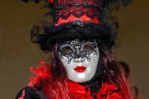 Maske in Rot
