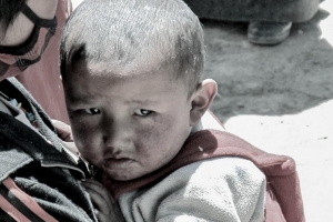 Anja_Giegerich_ängstlicher Junge in Tibet