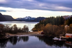 Anja_Giegerich_Einsame Hütten im Fjord Norwegens