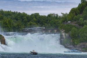 327_Rheinfall mit Zug