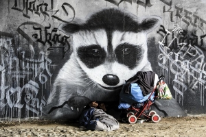 Obdachloser vor Graffitti