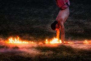 Platz 10: Helmut Körner - Handstand über Feuer