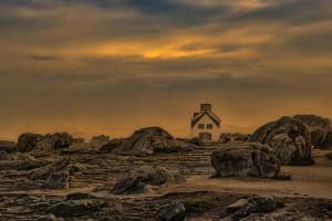 335_Haus-zwischen-den-Felsen
