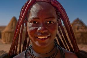 16_Froehliche-Himba-Frau